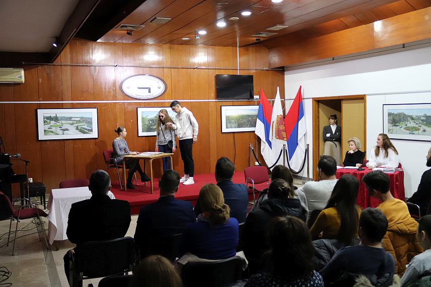 ДЕРВЕНТА, 3. ДЕЦЕМБРА /СРНА/ - Програмом "Путокази", који су извели ученици Центра за дјецу и омладину са сметњама у развоју "Будућност" и Средњошколског центра "Михајло Пупин", у Дервенти је вечерас обиљежен 3. децембар - Међународни дан особа са инвалидитетом.