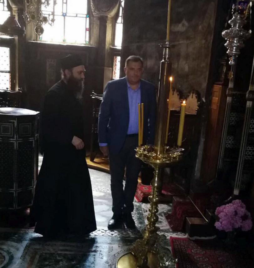 ХИЛАНДАР, 4. ДЕЦЕМБРА /СРНА/ - Предсједник Републике Српске Милорад Додик честитао је славу Ваведење Пресвете Богородице монашкој обитељи свете царске српске лавре манастира Хиландар, уз жељу да овај манастир остане српска тврђава православља.