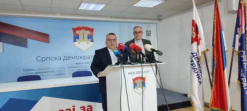 БАЊАЛУКА, 4. ДЕЦЕМБРА /СРНА/ - Предсједник СДС-а Милан Миличевић и предсједник Главног одбора СДС-а и начелник Модриче Јовица Радуловић на конференцији за новинаре у Бањалуци.