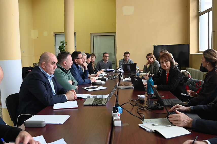 ДОБОЈ, 4. ДЕЦЕМБРА /СРНА/ - У Добоју су сумирани резултати реализованих активности реструктурисања Жељезница Републике Српске, а разговарано је и о преосталим корацима ка успјешном завршетку реструктурисања на састанку управе предузећа са представницима делегације Светске банке.