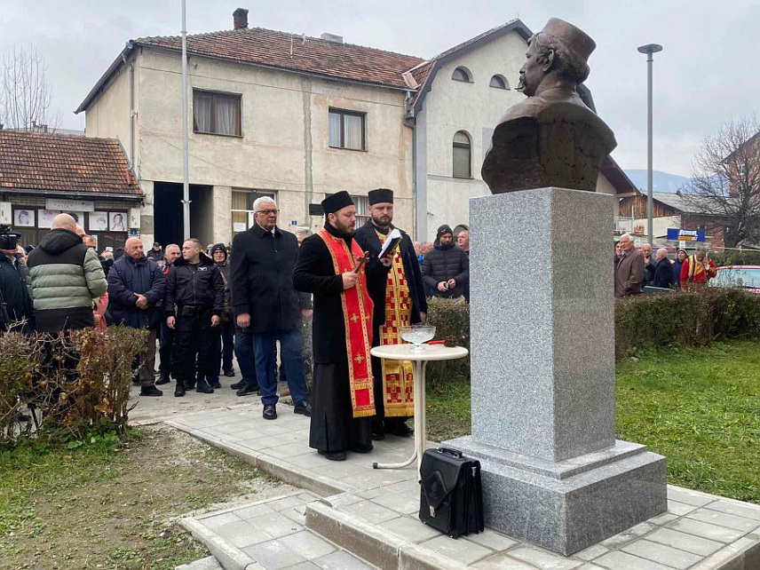 ПОДГОРИЦА, 4. ДЕЦЕМБРА /СРНА/ - Предсједник Скупштине Црне Горе Андрија Мандић свечано је данас открио бисту Марка Миљанова на тргу у Беранама.