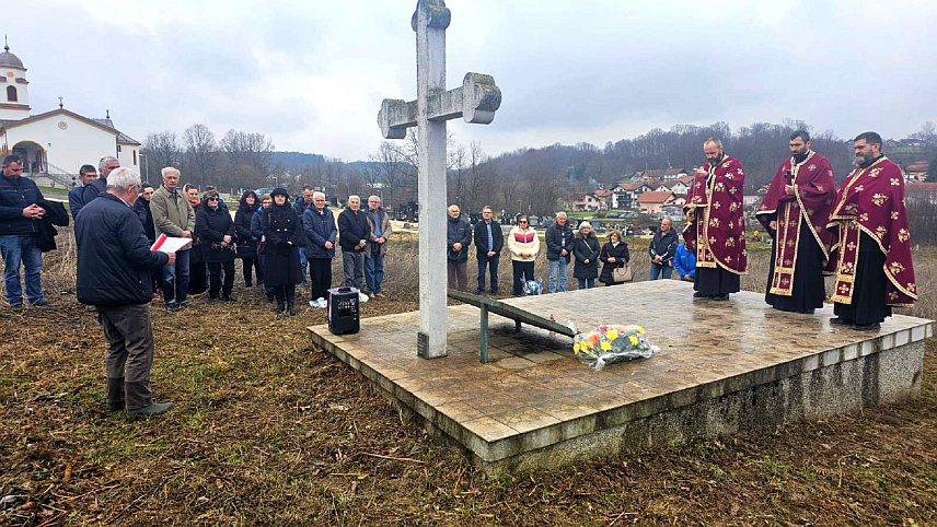 ПРЊАВОР, 4. ДЕЦЕМБРА /СРНА/ - Код спомен-обиљежја на Радловцу у Прњавору данас је служен парастос за 22 особе српске националности из села Млинци, Парамије, Чорле, Доњи Гаљиповци и Срповци које су усташе заклале на данашњи дан 1941. године, међу којима је најмлађа жртва имала 17, а најстарија 49 година.