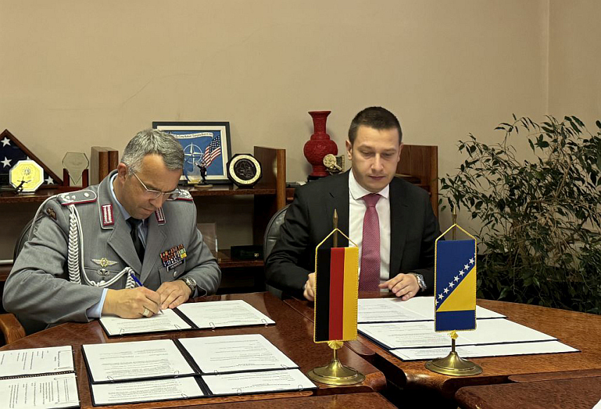САРАЈЕВО, 4. ДЕЦЕМБРА /СРНА/ - Замјеник министра одбране за управљање ресурсима у Савјету министара Александар Гогановић и војни изасланик Њемачке у БиХ пуковник Марк Абендрит потписали су данас у Сарајеву анексе техничког аранжмана за донације средстава за инфраструктурне радове на војним локацијама у Живиницама и Мркоњић Граду.