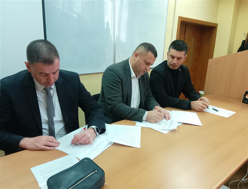 БРЧКО, 4. ДЕЦЕМБРА /СРНА/ – Представници Економског факултета Брчко Универзитета Источно Сарајево потписали су данас са фирмама из реалног и финансијског сектора са подручја дистрикта, споразуме о сарадњи и пружању практичне наставе студентима ове високошколске установе.