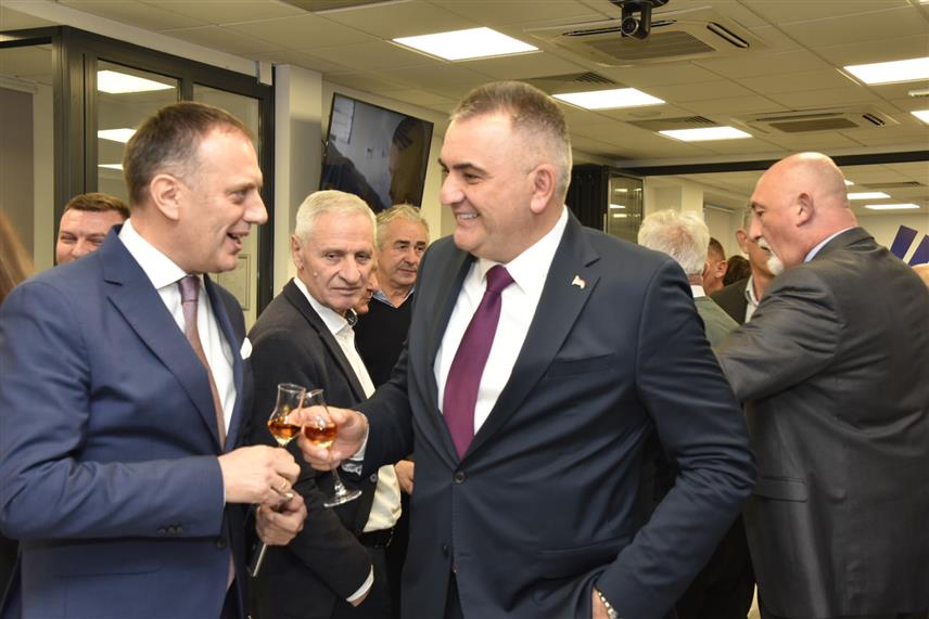 БАЊАЛУКА, 4. ДЕЦЕМБРА /СРНА/ - Министар пољопривреде, шумарства и водопривреде Републике Српске Саво Минић отворио је данас у Бањалуци Фестивал домаћих вина, ракија и хране, те нагласо да ће ресорно министаство и даље бити озбиљан партнер и подршка производњи у Републици Српској.	
