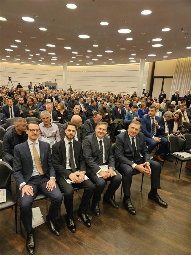 ЦИРИХ, 4. ДЕЦЕМБРА /СРНА/ - Предсједник Републике Српске Милорад Додик присуствовао je у Цириху трибини "Циришки говор" у организацији `Велтвохеа`, на којој је главни говорник био предсједник Србије Александар Вучић.