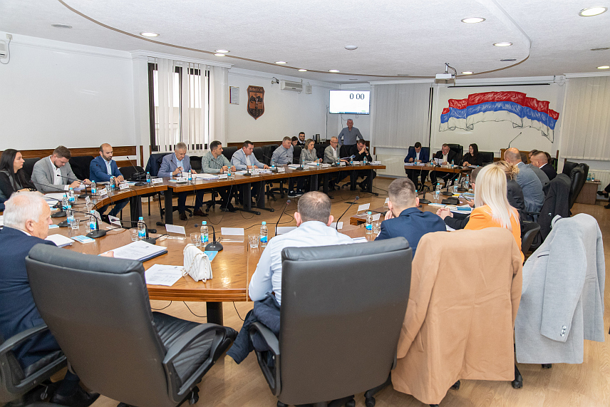 ПРЊАВОР, 4. ДЕЦЕМБРА /СРНА/ - У Прњавору је данас одржана конститутивна сједница Скупштине Града на којој је Дражен Микић из СНСД-а изабран за предсједника локалног парламента, а 29 новоизабраних одборника положили су свечане заклетве.