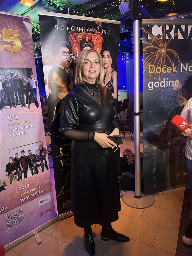 БАЊАЛУКА, 4. ДЕЦЕМБРА /СРНА/ - Црна Гора ће у новогодишњој ноћи блистати, јер је у свим дестинацијама на црногорском приморју и у планинским центрима припремљен богат и разноврстан програм, изјавила је у Бањалуци менаџер Националне туристичке организације Црне Горе Љиљана Чукић.