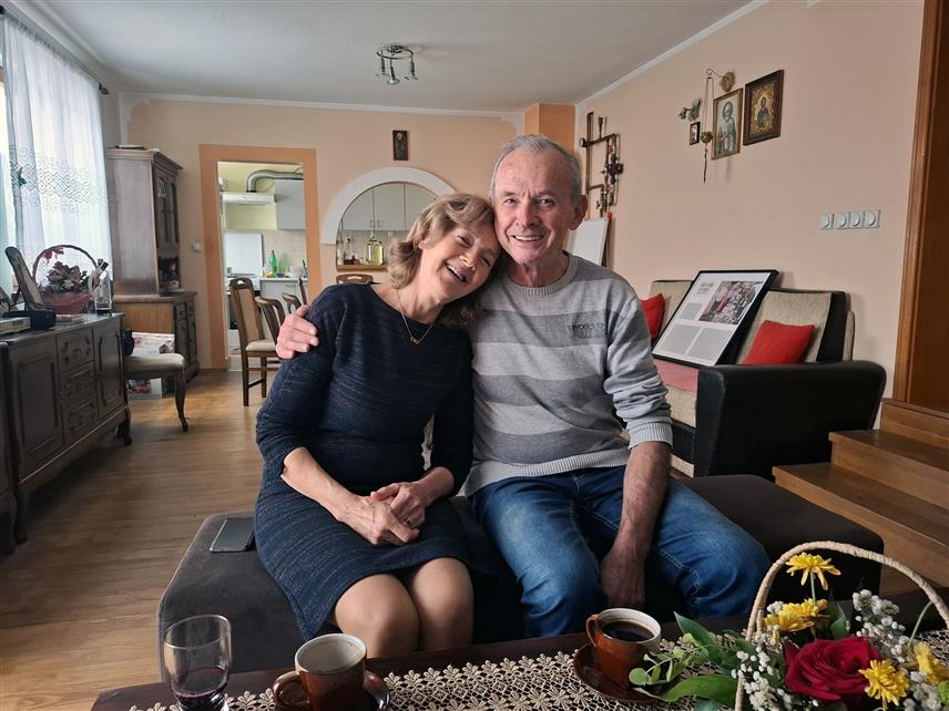 ПАЛЕ, 4. ДЕЦЕМБРА /СРНА/ - Доживјети златни пир у здрављу и весељу са најмилијима сан је свакога брачног пара, а томе свједоче и супружници Нада и Саво Југовић са Пала јер љубав коју они дијеле траје и након пола вијека.