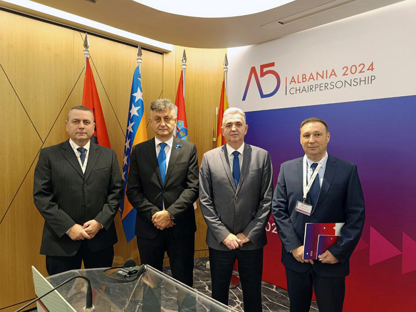 ТИРАНА, 5. ДЕЦЕМБРА /СРНА/ - Делегација Министарства одбране у Савјету министара учествовала је на састанку у Тирани чије су кључне теме биле интернационални процеси балканских земаља кроз механизме ове регионалне иницијативе и њена будућност.