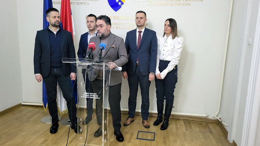 САРАЈЕВО, 5. ДЕЦЕМБРА /СРНА/ - Замјеник предсједавајуће Савјета министара Сташа Кошарац изјавио је да српски министри неће присуствовати данашњој сједници Савјета министара због доласка премијера самопроглашеног Косова Аљбина Куртија у Сарајево.