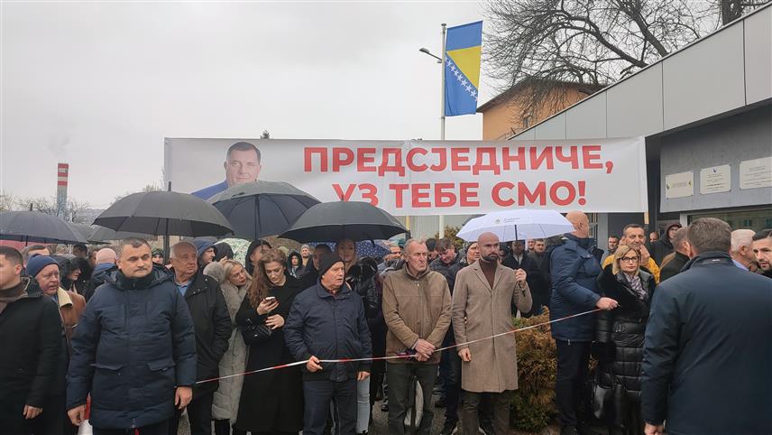 САРАЈЕВО, 5. ДЕЦЕМБРА /СРНА/ - Испред Суда БиХ у Сарајеву окупио се велики број грађана и званичника из Српске како би још једном пружили чврсту подршку предсједнику Републике Српске Милораду Додику и вршиоцу дужности директора "Службеног гласника" Милошу Лукићу.