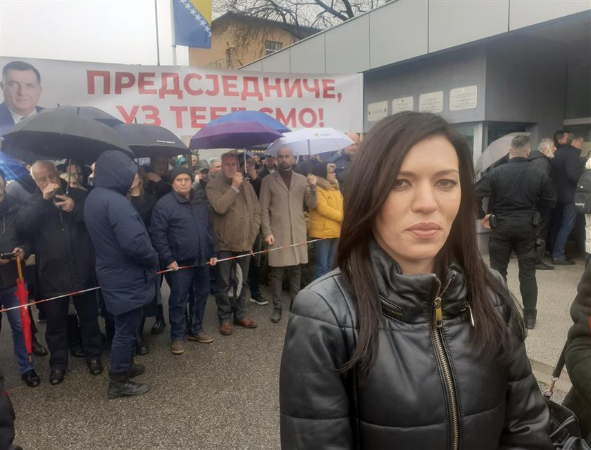 САРАЈЕВО, 5. ДЕЦЕМБРА /СРНА/ - Долазак премијера привремених приштинских институција Аљбина Куртија у Сарајево представља провокацију и израз непоштовања српског народа у БиХ, изјавила је шеф клуба посланика СНСД-а у Представничком дому Парламентарне скупштине БиХ Сања Вулић.