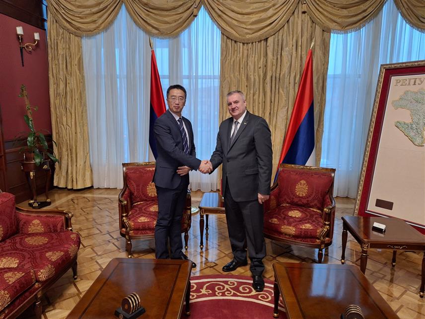 БАЊАЛУКА, 5. ДЕЦЕМБРА /СРНА/ - Предсједник Владе Републике Српске Радован Вишковић разговарао је данас у Бањалуци са економским савјетником у Амбасади Кине у БиХ Гаиом Гуоћангом о пројектима које кинеске компаније реализују у Српској.