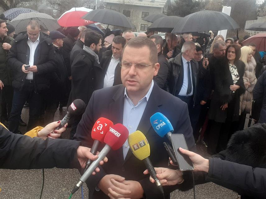 САРАЈЕВО, 5. ДЕЦЕМБРА /СРНА/ - Делегат у Клубу Срба у Дому народа парламента БиХ Радован Ковачевић оцијенио је као провокацију долазак Албина Куртија, који се представља као премијер непризнате државе, у Сарајево на дан суђења предсједнику Републике Српске Милораду Додику.