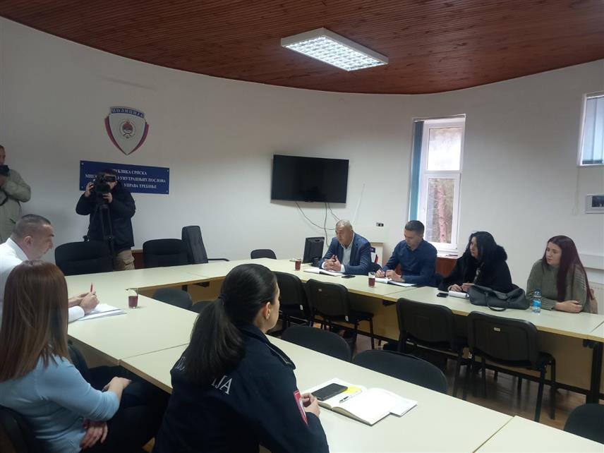 TРЕБИЊЕ, 5. ДЕЦЕМБРА /СРНА/ - Полицијска управа Tребиње данас је организовала састанак са фондацијом "Женски центар" и Центром за социјални рад поводом кампање "16 дана активизма насиља над женама".