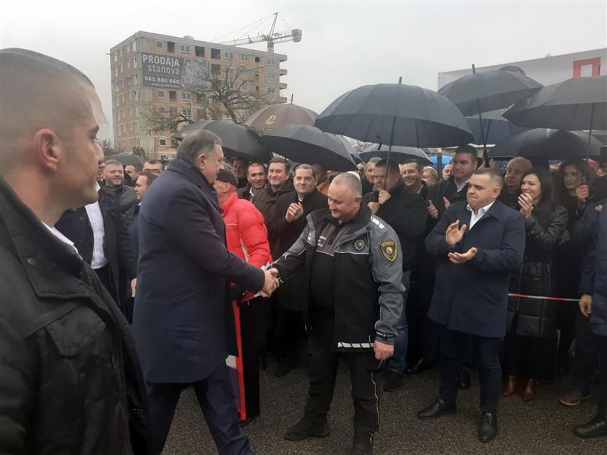 САРАЈЕВО, 5. ДЕЦЕМБРА /СРНА/ - Предсједник Републике Српске Милорад Додик стигао је данас у Суд БиХ у Сарајеву, у пратњи чланова породице, гдје су дочекани уз пјесму "Чувај ми се, сине" Баје Малог Книнџе.
