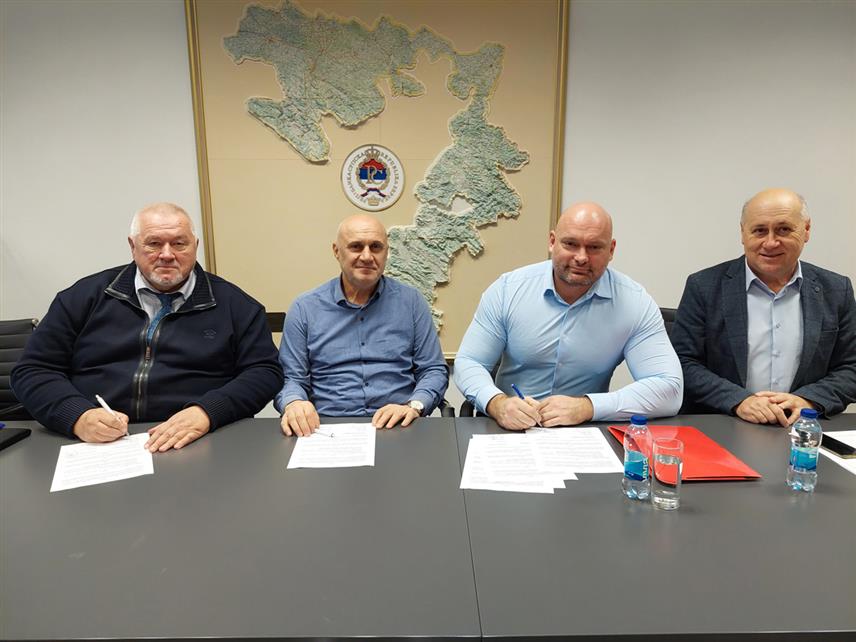 БАЊАЛУКА, 5. ДЕЦЕМБРА /СРНА/ - Директор Републичког секретаријата за расељена лица и миграције Давор Чордаш потписао је данас у Бањалуци уговоре о реализацији пројеката у општинама Доњи Жабар и Осмаци укупне вриједности 30.000 КМ.