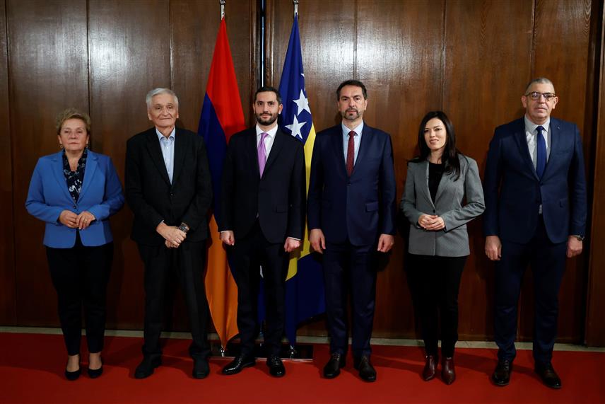 САРАЈЕВО, 5. ДЕЦЕМБРА /СРНА/ - Политички односи БиХ и Јерменије су добри, али их не прати таква привредна сарадња због чега треба политички много више радити на томе, оцијењено је на састанку чланова Заједничког колегијума оба дома Парламентарне скупштине БиХ са потпредсједником Парламента Јерменије Рубеном Рубињаном.