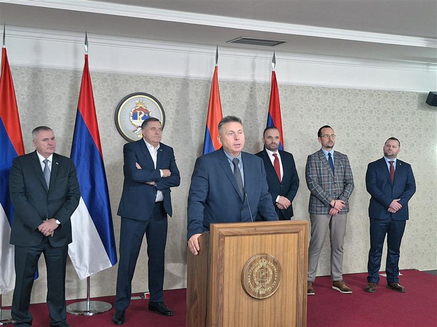 ИСТОЧНО САРАЈЕВО, 5. ДЕЦЕМБРА /СРНА/ - Адвокат одбране предсједника Републике Српске у процесу пред Судом БиХ Горан Бубић, рекао је након данашњег рочишта, да су данас изведени докази дуплике, као одговор на доказе Тужилаштва, те навео да су прочитани записници са сједнице Савјета безбједности Уједињених нација из којих се јасно закључује да Кристијан Шмит није потврђен за високог представника.