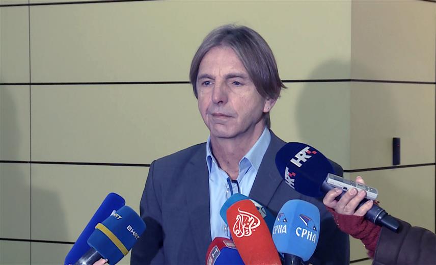 САРАЈЕВО, 5. ДЕЦЕМБРА /СРНА/ - Високи функционер Наше странке Предраг Којовић рекао је да потез потпредсједника Федерације БиХ Рефика Ленде /СДА/ да обезбиједи потребну документацију за долазак премијера самопроглашеног Косова Аљбина Куртија у Сарајево представља опозициони рад према БиХ и отежава процес приближања према ЕУ.