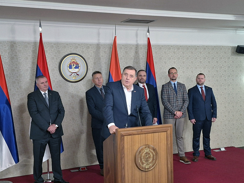 ИСТОЧНО САРАЈЕВО, 5. ДЕЦЕМБРА /СРНА/ - Предсједник Републике Српске Милорад Додик изјавио је да је суђење њему фарса и да је очигледно да постоји спрега између Суда и Тужилаштва БиХ.