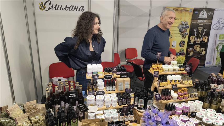 БЕОГРАД, 5. ДЕЦЕМБРА /СРНА/ - На Међународном сајму етно хране и пића у Београду међу 300 произвођача који се представљају на овој манифестацији су и излагачи из Републике Српске и БиХ.