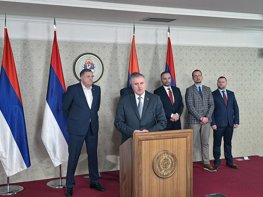 ИСТОЧНО САРАЈЕВО, 5. ДЕЦЕМБРА /СРНА/ - Предсједник Владе Републике Српске Радован Вишковић поручио је у Источном Сарајеву да је на Суду БиХ током рочишта предсједнику Републике Српске Милораду Додику и вршиоцу дужности директора "Службеног гласника" Милошу Лукићу "због непоштовања одлука Кристијана Шмита" настављено класично иживаљавање над институцијама Српске.