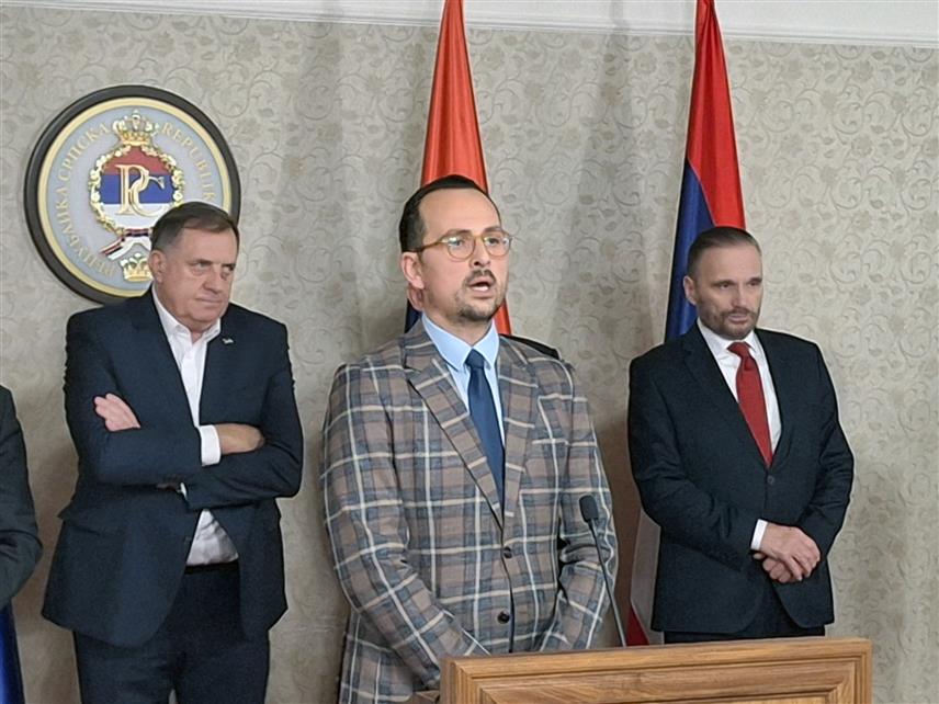 ИСТОЧНО САРАЈЕВО, 5. ДЕЦЕМБРА /СРНА/ - Одбрана вршиоца дужности директора "Службеног гласника" Милоша Лукића доказала је данас пред Судом БиХ да је у случају Кристијана Шмита изостала резолуција Савјета безбједности УН, које је увијек доносио у односу на високе представнике, изјавио је Лукићев адвокат Славко Јандрић.