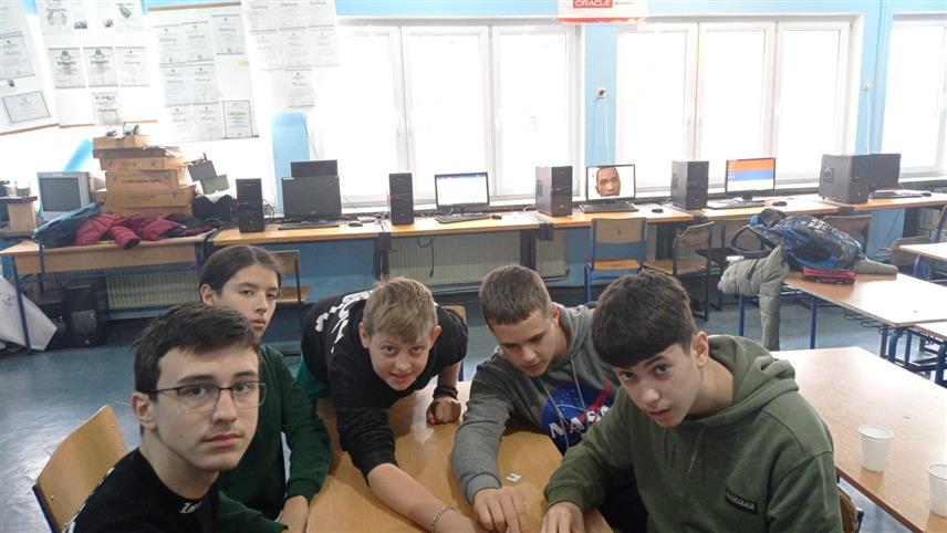 НОВИ ГРАД, 5. ДЕЦЕМБРА /СРНА/ - Тим Основне школе "Свети Сава" Нови Град освојио је данас прво мјесто на свјетском онлајн такмичењу у кодирању /Coding4Madel/ чији је домаћин била Јужноафричка Република.