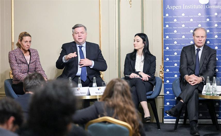 БЕРЛИН, 5. ДЕЦЕМБРА /СРНА/ - Замјеник министра иностраних послова у Савјету министара Јосип Бркић је учествовао на састанку Радне скупине за западни Балкан у организацији "АСПЕН" Института Њемачка у Берлину.