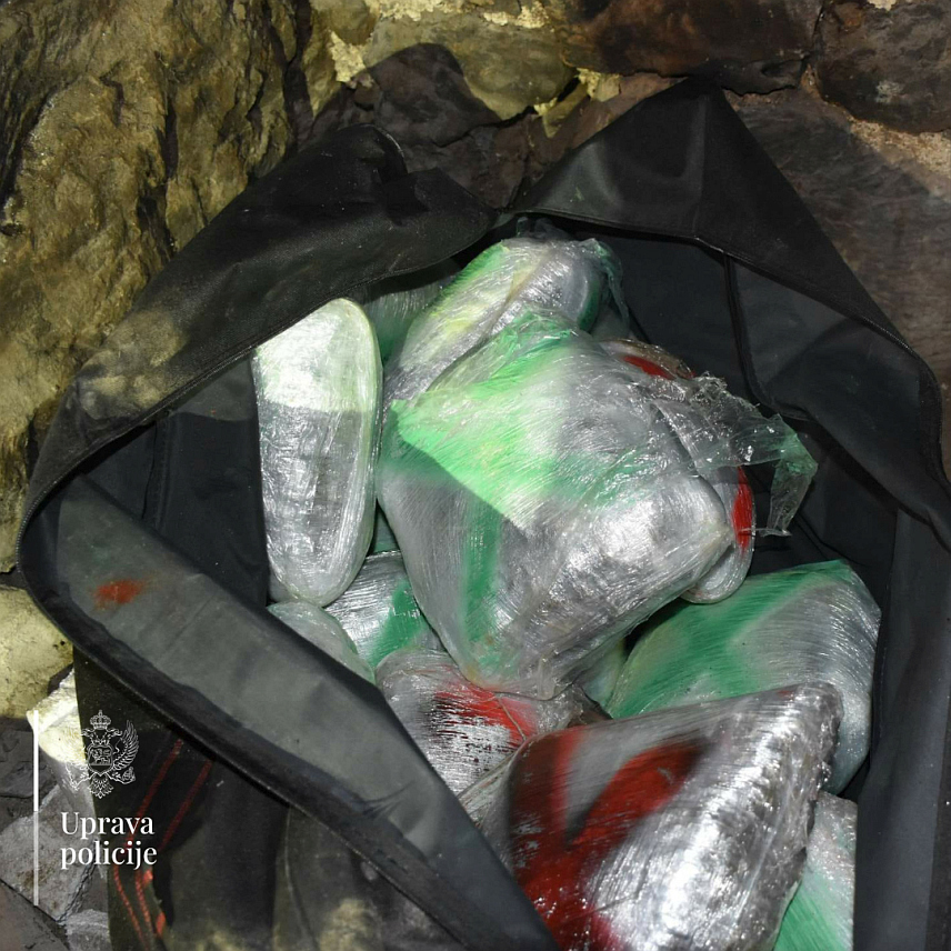 ПОДГОРИЦА, 6. ДЕЦЕМБРА /СРНА/ - Црногорска полиција ухапсила је Подгоричанина чији су иницијали Ж.В. /62/ код кога је пронађено 20 килограма марихуане.