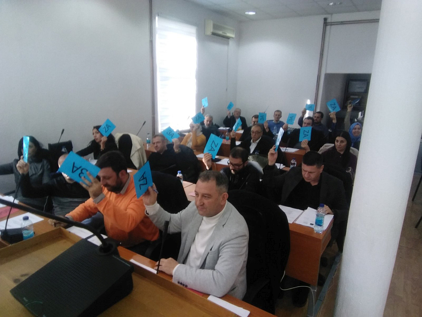 СРЕБРЕНИЦА, 6. ДЕЦЕМБРА /СРНА/ - Скупштина општине Сребреница једногласно је усвојила Нацрт буџета за 2025. годину у износу од 11.082.943 КМ, што је за 13,2 одсто или 1.690.000 КМ мање у односу на овогодишњи буџет.