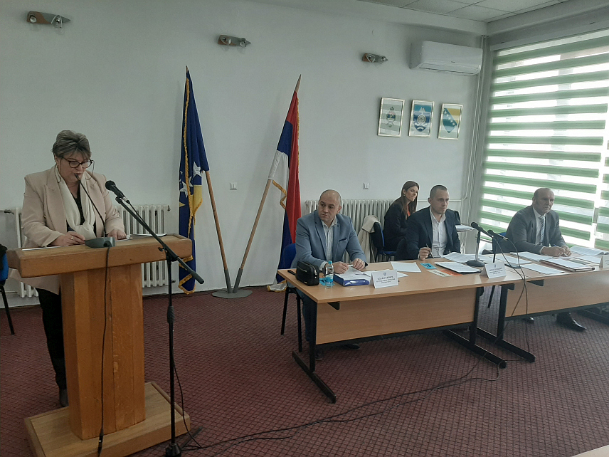 ФОЧА, 6. ДЕЦЕМБРА /СРНА/ - На првој ванредној сједница новог сазива Скупштине општине Фоча одборници су данас усвојили нацрт ребаланса буџета за ову годину у износу од 23.900.000 КМ, са урачунатим реализованим кредитом од пет милиона, и нацрт буџета за наредну годину од 23.110.000 КМ.