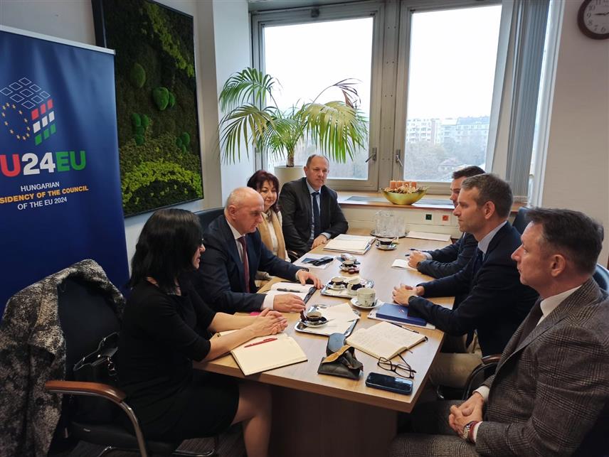 БУДИМПЕШТА, 6. ДЕЦЕМБРА /СРНА/ - Министар енергетике и рударства Републике Српске Петар Ђокић састао се данас у Будимпешти са државним секретаром Министарства енергетике Мађарске Атилом Штајнером и замјеником државног секретара за међународне односе и ЕУ питања Петером Холицом и том приликом је потврђена спремност Мађарске да инвестира у конкретне пројекте у Републици Српској.