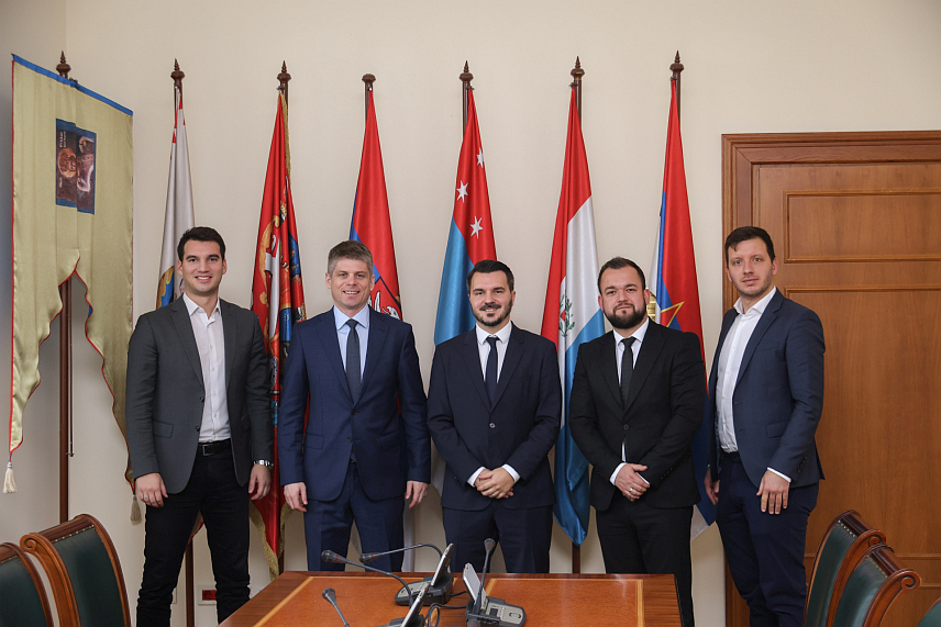 БЕОГРАД, 6. ДЕЦЕМБРА /СРНА/ - Директор Канцеларије за јавну и културну дипломатију Србије Арно Гујон разговарао је данас са представницима организације Српски центар из Беча о припреми за организацију једног од најважнијих догађаја српске заједнице у Аустрији - 26. Светосавског бала у Бечу.