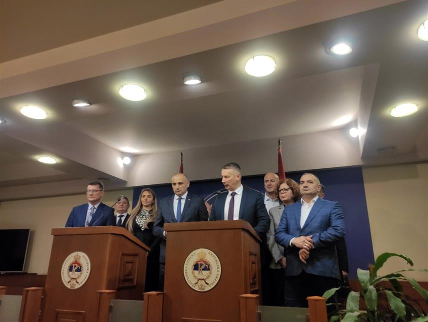 БАЊАЛУКА, 6. ДЕЦЕМБРА /СРНА/ - Конференција за новинаре након састанка лидера Народне партије Српске /НПС/ и Демократског народног савеза /ДНС/ Дарка Бањца и Ненада Нешића.