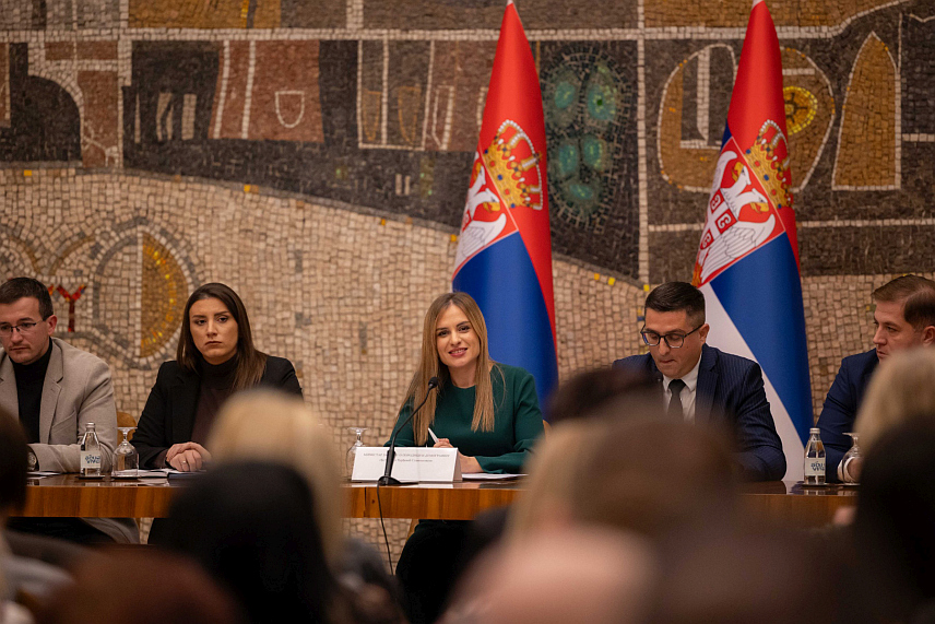 БЕОГРАД, 6. ДЕЦЕМБРА /СРНА/ - Министар за бригу о породици и демографију Србије Милица Ђурђевић Стаменковски на састанку са директорима центара за социјални рад.