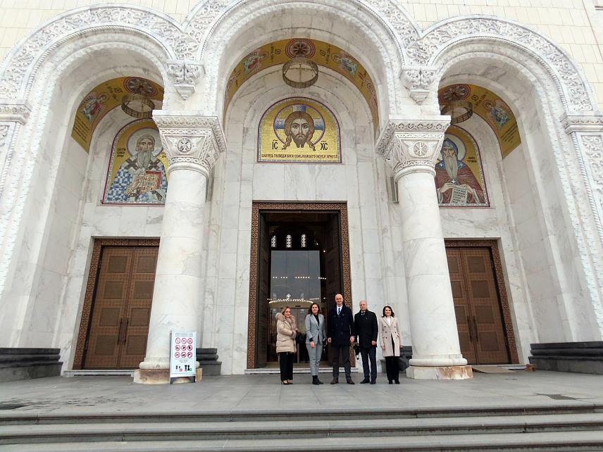 БЕОГРАД, 6. ДЕЦЕМБРА /СРНА/ - Парламентарци из Републике Српске који су данас учествовали на другом Парламентарном форуму Србија – Република Српска у Београду обишли су у поподневним часовима завјетни спомен-храм Светог Саве на Врачару. /Фото - Борислав Здриња/