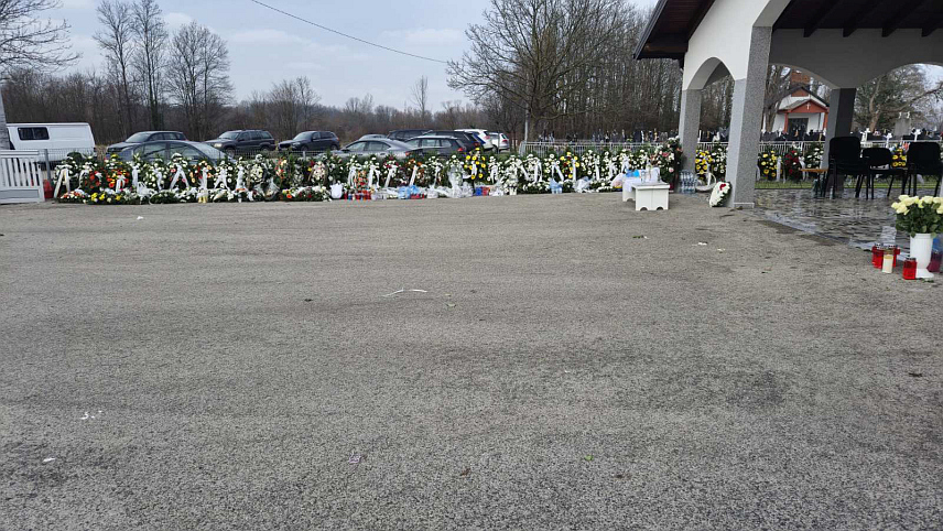 БРЧКО, 6. ДЕЦЕМБРА /СРНА/ - Ката Гељић /22/ и њена два брата Стјепан /19/ и Иво /16/, који су погинули у саобраћајној несрећи у уторак, 3. децембра, сахрањени су данас на мјесном гробљу Љесковац у Пољацима код Брчког.