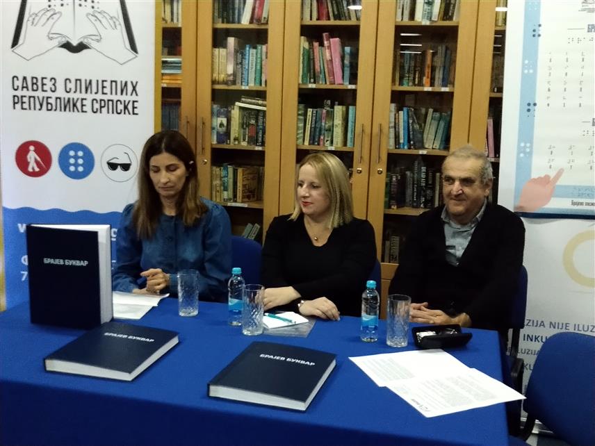ИСТОЧНО САРАЈЕВО, 6. ДЕЦЕМБРА /СРНА/ - Савез слијепих Републике Српске и Матична библиотека Источно Сарајево промовисали су у овом граду "Брајев буквар", који представља основни курс за почетнике и младе генерације и нема амбицију да замијени стручне приручнике.