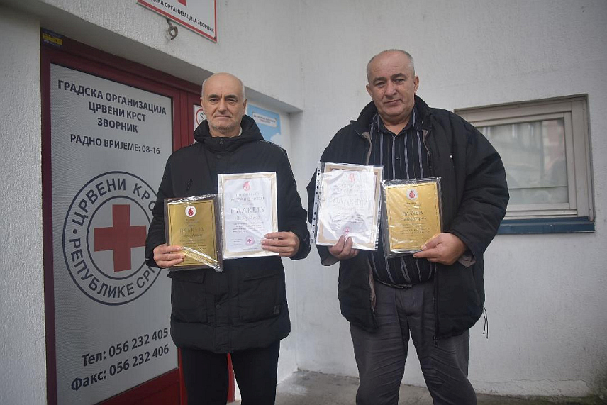 ЗВОРНИК, 6. ДЕЦЕМБРА /СРНА/ - Градска организација Црвеног крста Зворник уручила је данас захвалнице добровољним даваоцима крви и волонтерима за допринос у развоју ове организације, поводом 5. децембра, Међународног дана волонтера.