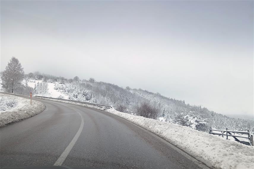 СОКОЛАЦ, 6. ДЕЦЕМБРА /СРНА/ - Магистрални и регионални путеви у Сарајевско-романијској и горњодринској регији посути су абразивним материјалом и саобраћај се одвија без застоја по мокрим коловозима, рекли су Срни у предузећу "Романијапутевима