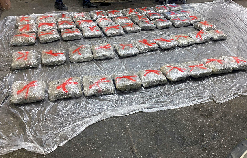 БЕОГРАД, 6. ДЕЦЕМБРА /СРНА/ - Саобраћајна полиција пронашла је више од 52 килограма марихуане приликом претреса аутомобила у Пријепољу којим је управљао црногорски држављанин са фалсификованим документима, који је ухапшен.	

