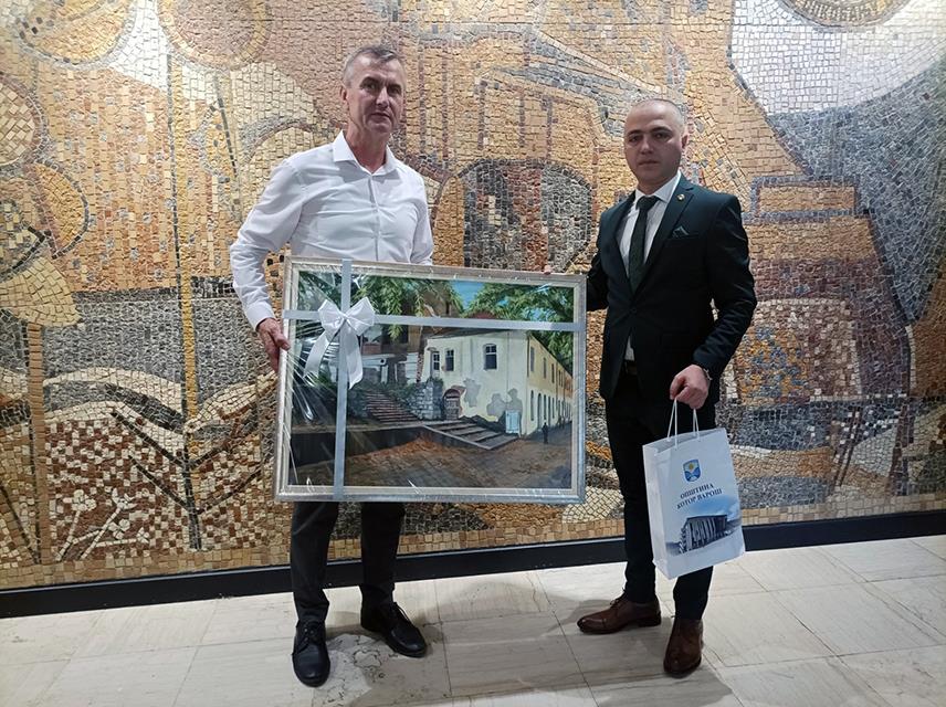 КОТОР ВАРОШ, 7. ДЕЦЕМБРА /СРНА/ - Општине Котор Варош из Републике Српске и Сокобања из Србије наредне године требало би да потпишу споразум о братимљењу, што потврђује и одлука Владе Србије о успостављању сарадње између ове двије локалне заједнице.	