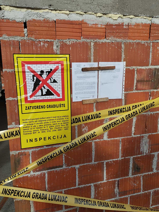 ЛУКАВАЦ , 7. ДЕЦЕМБРА /СРНА/ - Градске власти Лукавца обуставиле су изградњу сале на православном молитвишту у Горњој Бријесници.