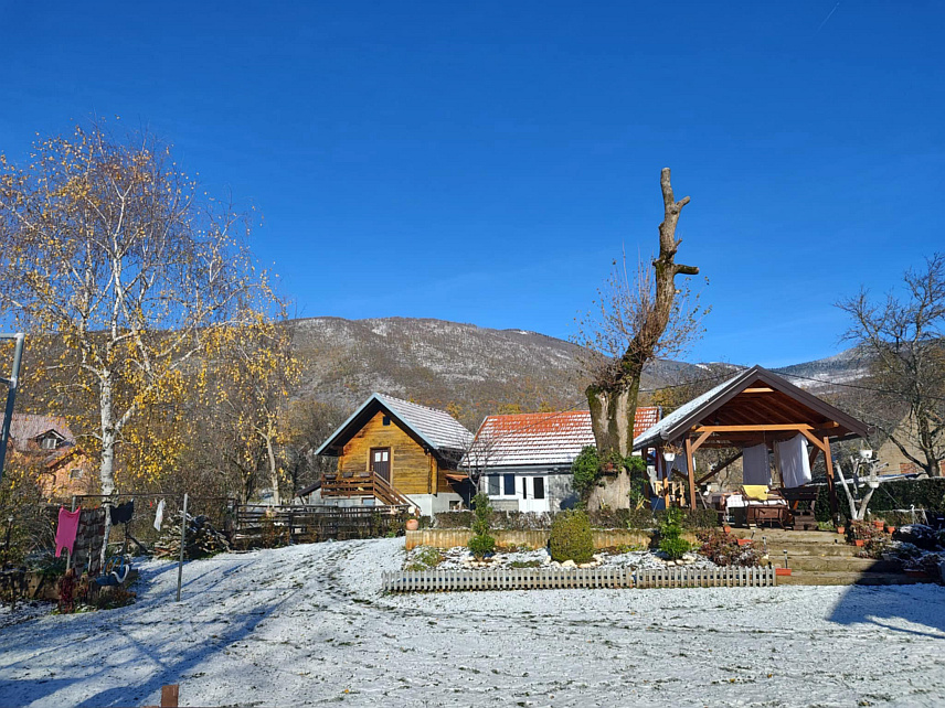 БОСАНСКО ГРАХОВО, 7. ДЕЦЕМБРА /СРНА/ - Сеоско домаћинство Ковљенић у селу Нуглашица код Босанског Грахова је прави рај за туристе и посјетиоце које, поред традиционалне хране, на овом мјесту, на рубу Ливањског поља, привлаче и поглед и ваздух.