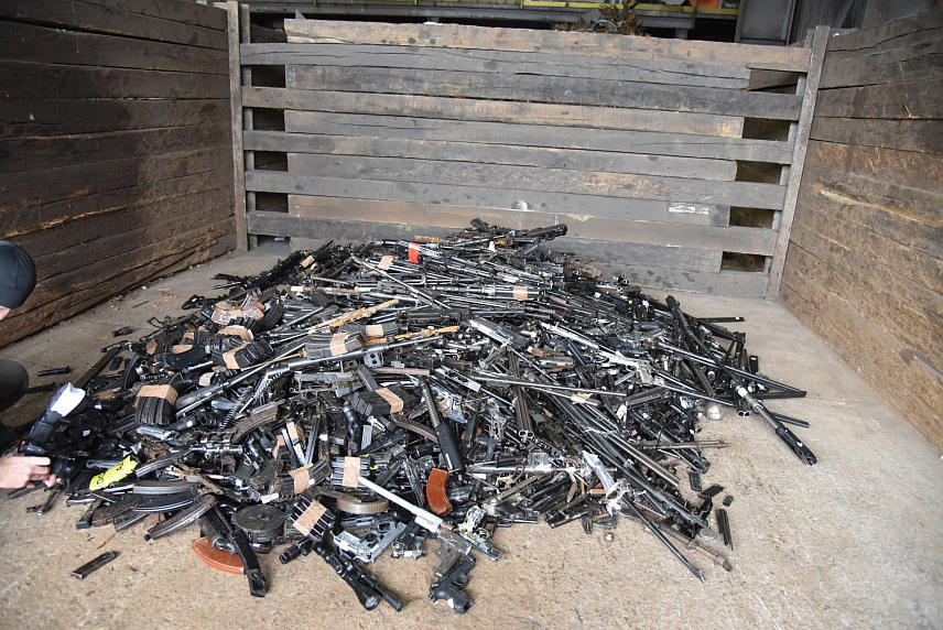 САРАЈЕВО, 7. ДЕЦЕМБРА /СРНА/ - У жељезари у Илијашу данас је уништено 3.939 комада оружја и дијелова оружја које су полицијске агенције прикупиле кроз редовне активности и приликом добровољне предаје од грађана БиХ.