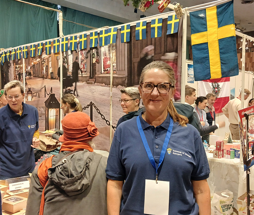 САРАЈЕВО, 7. ДЕЦЕМБРА /СРНА/ - Амбасадор Шведске у БиХ Хелена Лагерлоф на дипломатском зимском базару који има хуманитарни карактер одржаном данас у Сарајеву.	