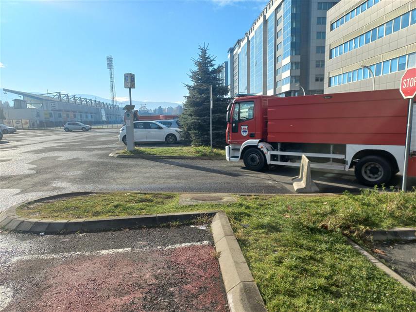 БАЊАЛУКА, 7. ДЕЦЕМБРА /СРНА/ - Блокиран паркинг испред институција у Бањалуци.